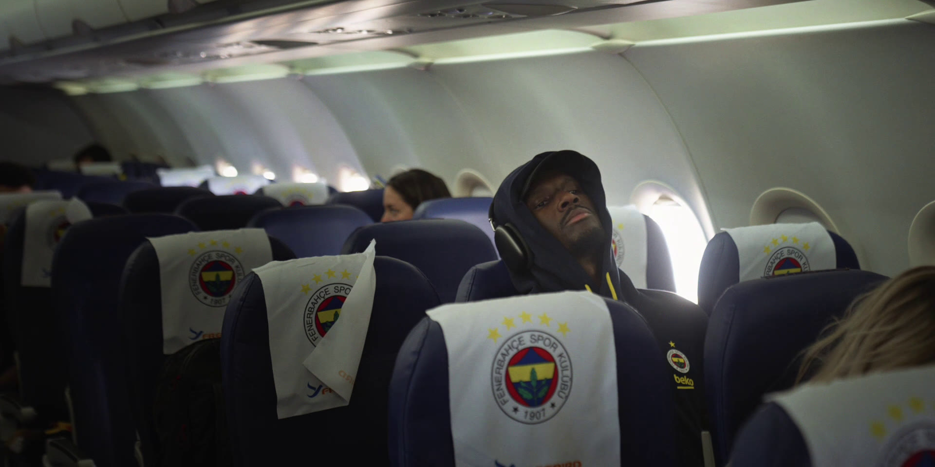 Nigel Hayes-Davis asleep in his hoodie on the Fenerbahçe team flight, Chasing Glory