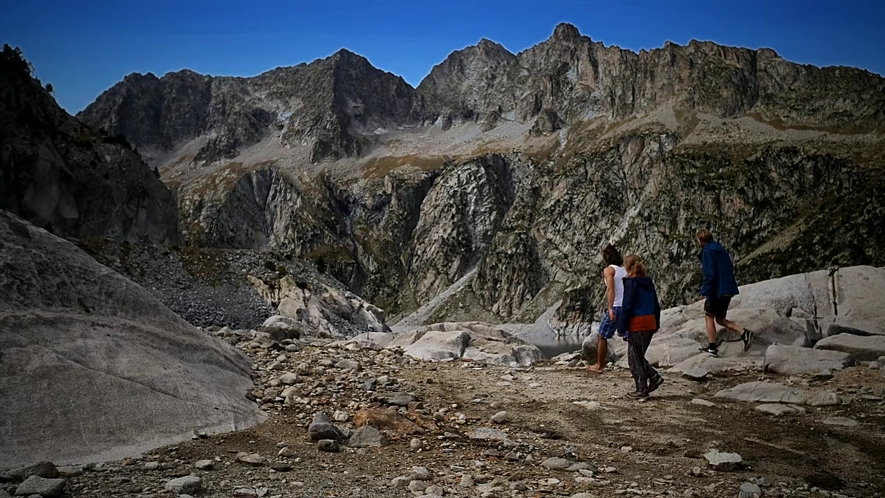 Climbers crossing a granite valley under the peaks, Manuscrit by Joris Skudra